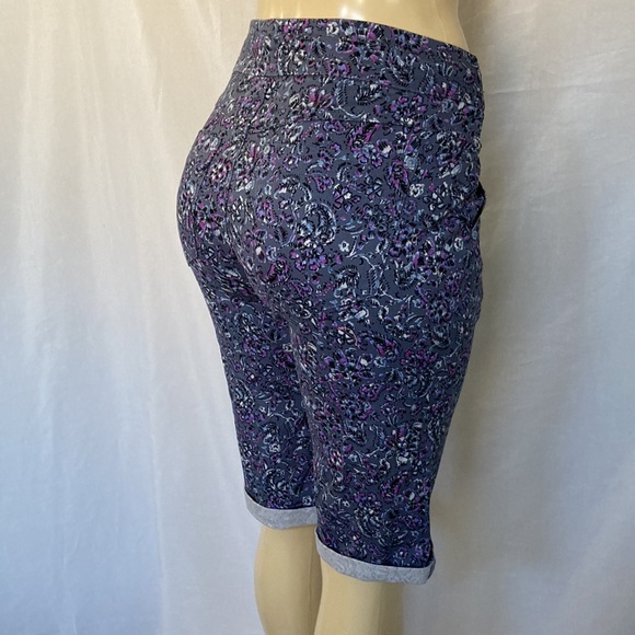 DEMOCRACY Jeans Tummy Control Size 6 Floral Bermuda Shorts Cuffed Hems NWOT - Picture 2 of 6